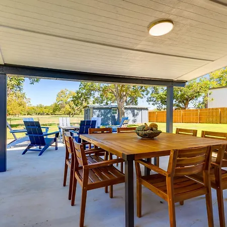 Chic Johnson City Home With Yard And Fire Pit!